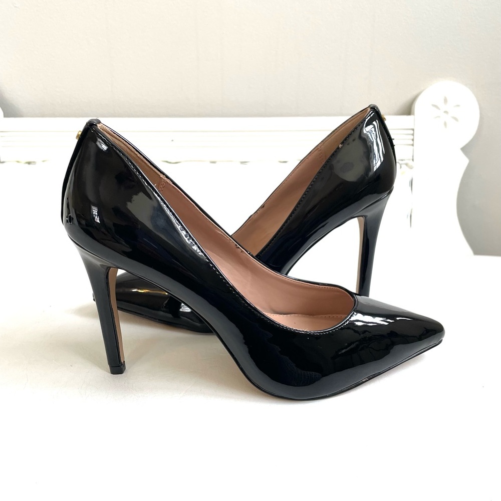 BCBGENERATION BLACK PATENT LEATHER HEELS POINTED TOE GLOSSY SHOES GOLD STUD